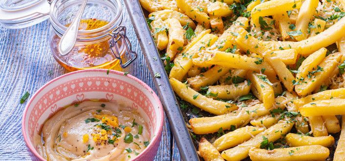 Bulvytės, keptos su Parmigiano Reggiano, česnaku, aitriosios paprikos aliejumi ir Aioli padažu