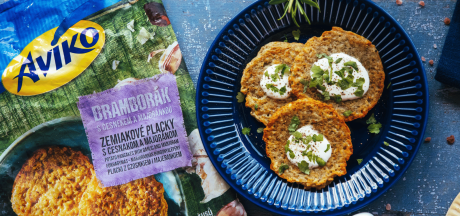 Žolelių blyneliai su česnaku, plakta feta ir petražolėmis