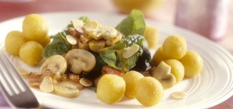 Bulvių rutuliukai su špinatų salotomis