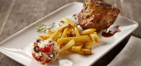 Kepta kiaulienos karka su raugintais kopūstais ir Mama's Fries bulvytėmis