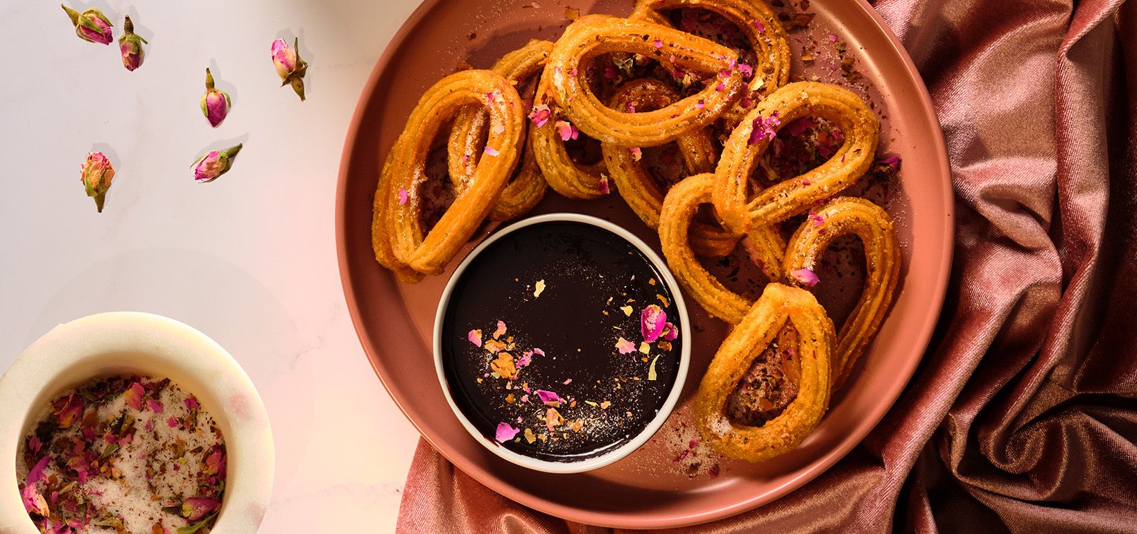 Churros su levandų cukrumi ir juoduoju šokoladu