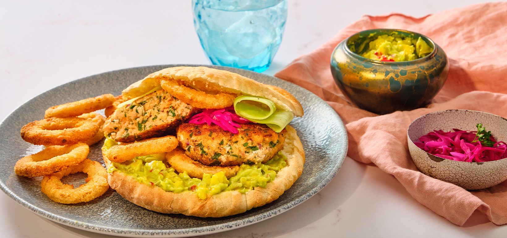 Mėsainis su lašiša, avokadų salsa, mangais ir Onion Rings