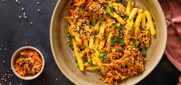 Bulvytės su kimchi, furikake (sezamo mišiniu) ir laiškiniais česnakais