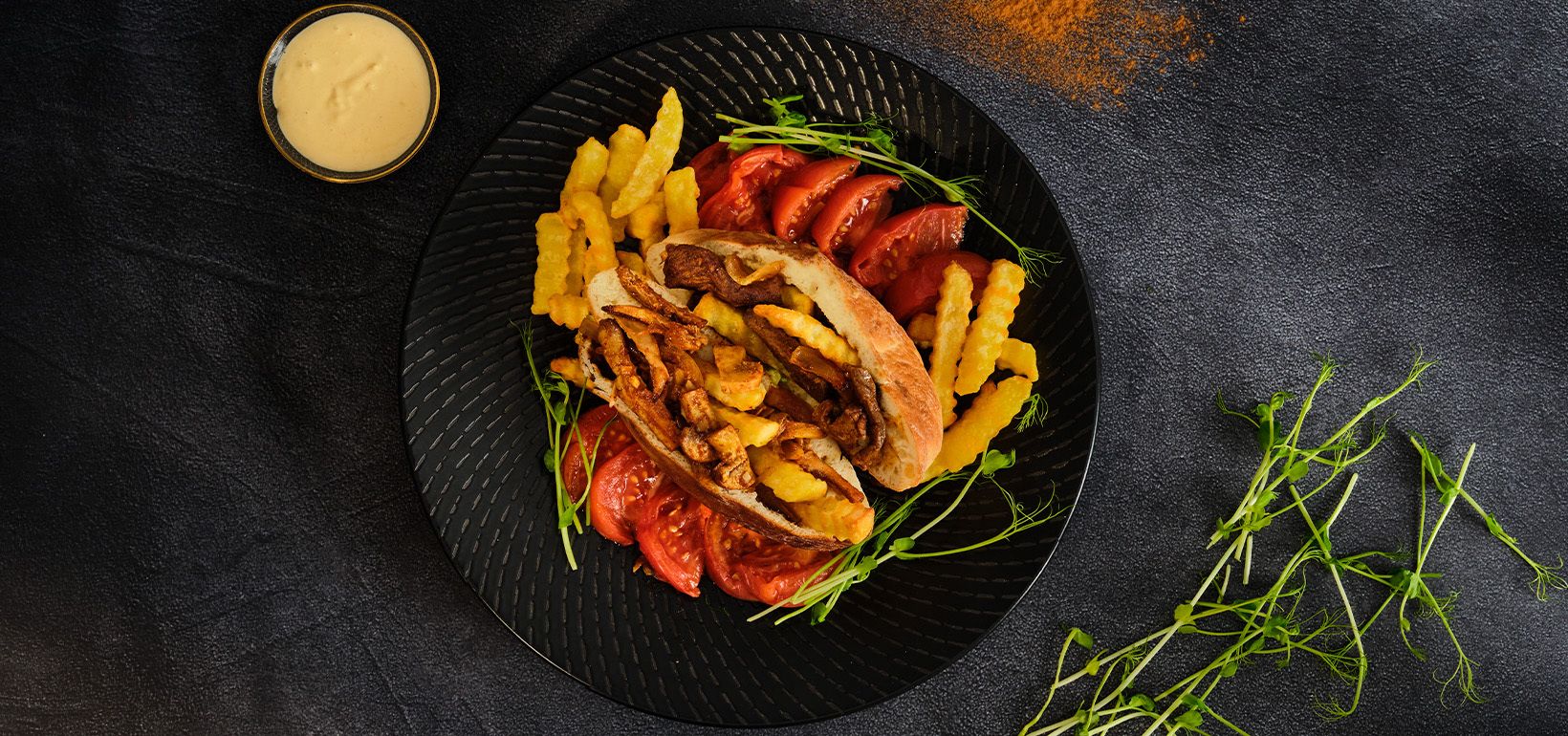 Grybų/jautienos šavarma pita duonoje su tahini padažu