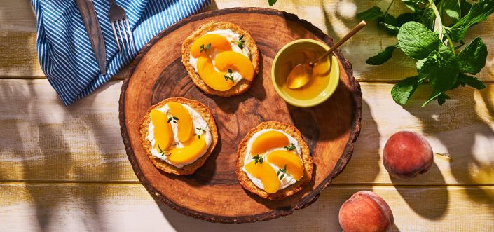 AVIKO Potato pancakes su kreminiu sūriu, medumi, čiobreliais ir persikais