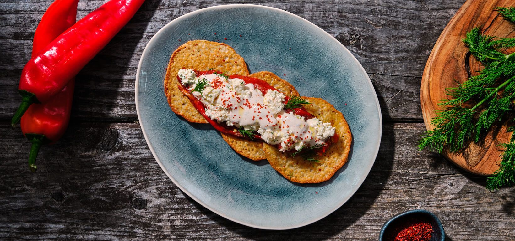 AVIKO Potato pancakes su kepta, įdaryta, raudonaja paprika ir fetos sūriu bei grietinėlės padažu