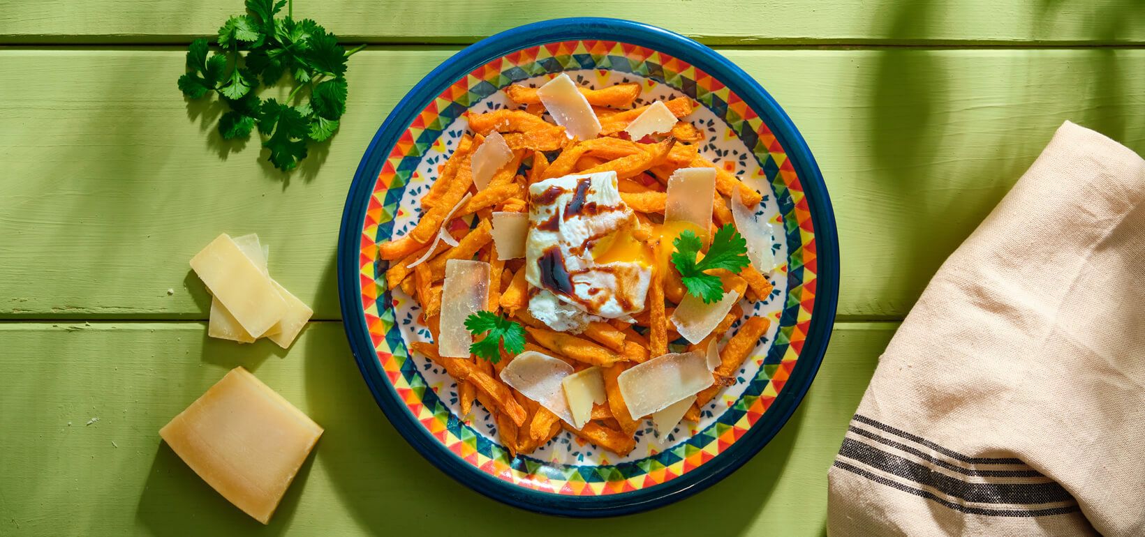 AVIKO Sweet potato fries su keptuvėje keptu kiaušiniu, brandžiu sūriu ir balzaminio acto kremu