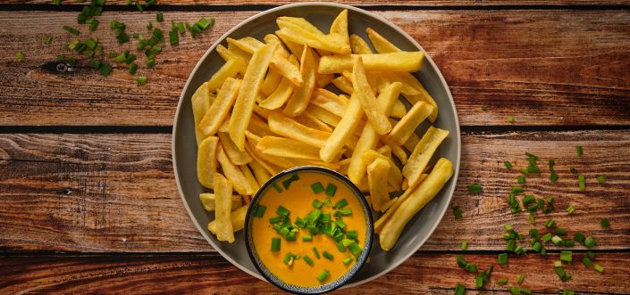 Grip'n dip z wegańskim sosem “serowym” na bazie ziemniaków