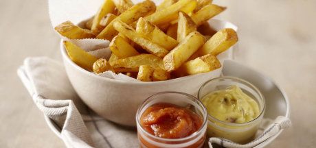 Mama's bulvytės su naminiu kečupu ir ančiuvių skonio majonezu