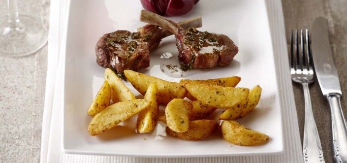 Bulvių skiltelės su ėrienos kotletukais, keptais svogūnais ir mėtų padažu