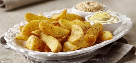 Česnakų skonio bulvių skiltelės su humusu ir citrininiu majonezu