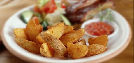 Šonkauliai su aštriomis bulvių skiltelėmis ir salsa