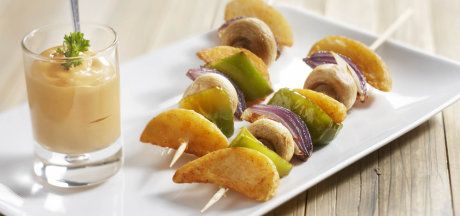 Šašlykai iš Pati Parts bulvių skiltelių su pipirmėčių padažu