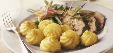 Kepta jautienos nugarinė su „Pom'Duchesse“ ir žaliomis šparaginėmis pupelėmis