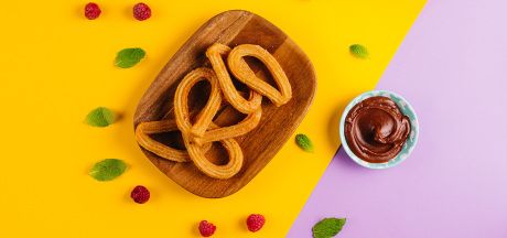 Churros su žemės riešutų sviesto ir šokolado padažu