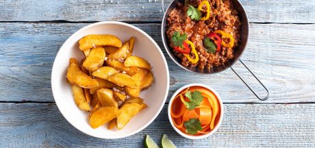 „Chili con carne“ su morkų, žaliųjų citrinų ir kalendrų salotomis, patiekiami su pikantiškuoju „Pati Parts Tex Mex“