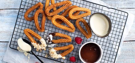 Churros su balto ir tamsaus (64%) šokolado glaistais bei smulkintais lazdyno riešutais ir kokoso drožlėmis