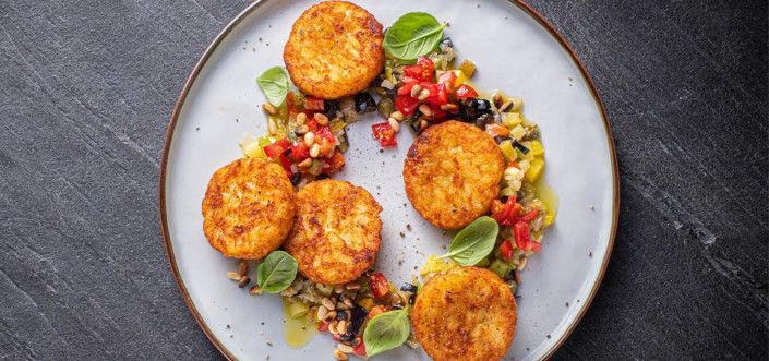 Keptuvėje kepti „Rösti“ blyneliai patiekiami su Sicilijos caponata