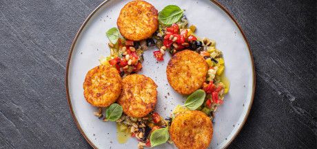 Keptuvėje kepti „Rösti“ blyneliai patiekiami su Sicilijos caponata