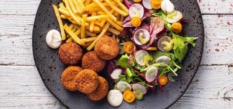 Tunų kukuliai su naminėmis salotomis ir plonomis bulvytėmis fri