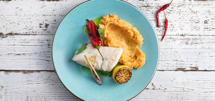 Troškinta vyne, čili, kalendroje, citrinžolėje menkė su tyre iš morkų