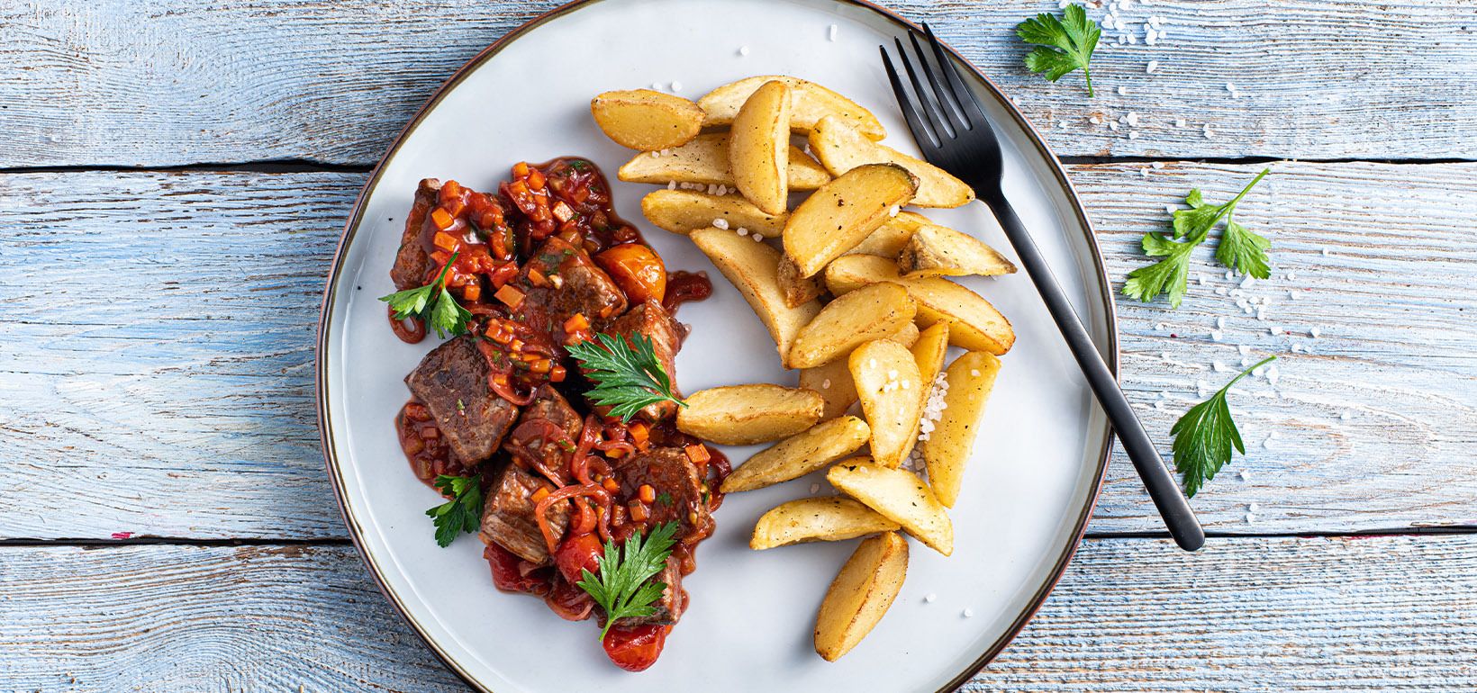 Jautienos troškinys su pomidorais ir petražolėmis patiekiamas su „Pati Parts Garlic“