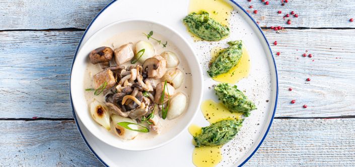 Vištienos troškinys su grybais ir laiškiniais česnakais, patiekiamas su špinatų tyrele