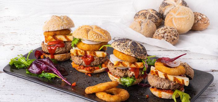 Mini mėsainiai su „Halloumi“ sūriu, svogūnų žiedais, pikantiška salsa ir salotomis