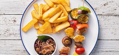 Vištienos šašlykai su itališka dešra, daržovėmis ir karamelizuotu svogūnu bei „Steak Fries“