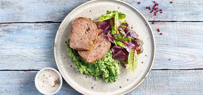 Romėniškas kepsnys su salotomis ir aioli padažu, patiekiamas su špinatų tyre