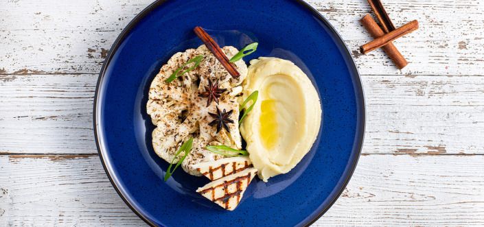 Kepti žiediniai kopūstai su cinamonu, ant grotelių keptu halumiu ir tyre su pienu bei sviestu