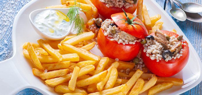 Pomidorai su skumbrės įdaru, miežių kruopomis, kaparėliais, alyvuogėmis su bulvytėmis ir tzatziki padažu