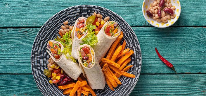 Burrito su pupelių kremu ir kalendra, patiekiamas su bulvytėmis fri iš saldžiųjų bulvių