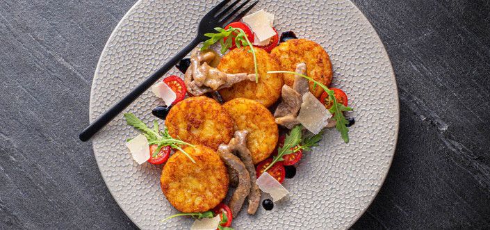 „Rösti“ blyneliai su jautienos juostelėmis, daržovėmis ir „Parmigiano Reggiano“ sūriu