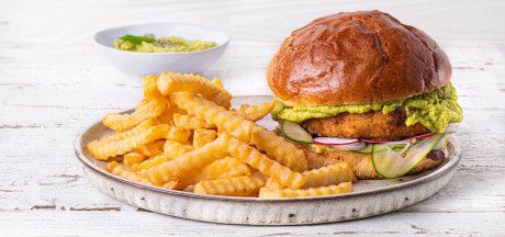 Vištienos mėsainis su pavasarinėmis daržovių salotomis, gvakamolė padažu ir „Zig Zag“ bulvytėmis fri