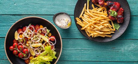 Marinuoti ir kepti vištienos sparneliai su „Tex Mex“ salotomis ir „Super Long“ bulvytėmis fri 