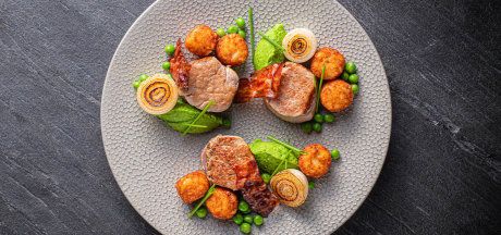 „Mini Rösti“ su kiaulienos nugarinės medalionais bei traškia šonine ir šviežių žirnių kremu