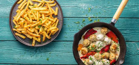 Kukuliai iš baltos mėsos, troškinti su sūrio, paprikų, česnakų padažu ir „Zig Zag“ bulvytėmis fri