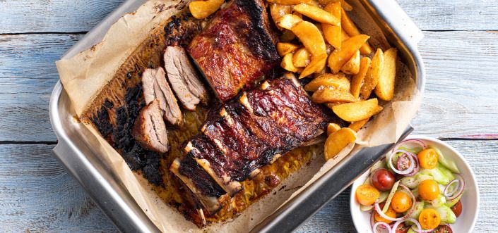 Šonkauliukai, marinuoti su BBQ salsos padažu su salotomis, kalendra ir grietine, patiekiami su pikantišku 